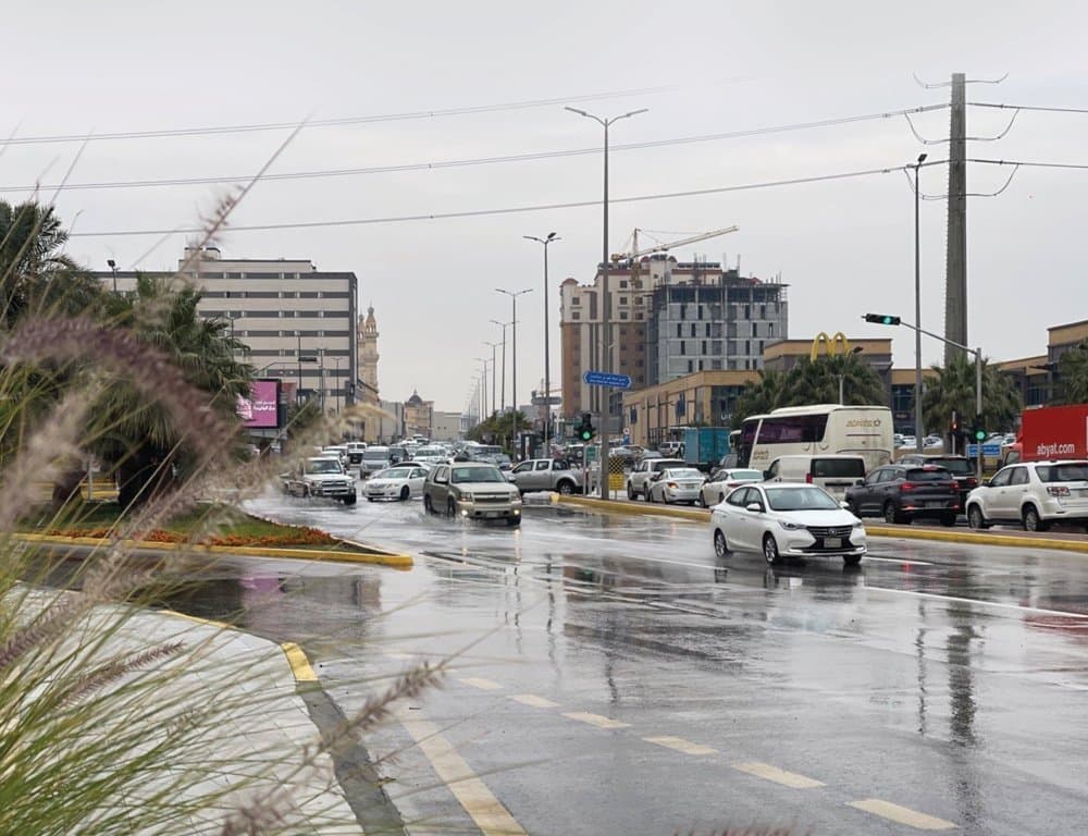 مع رياح نشطة.. 'إنذار أحمر' من أمطار غزيرة على أجزاء من 6 مناطق