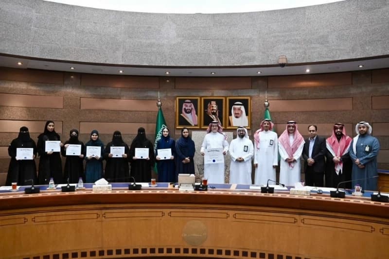 رئيس جامعة الملك عبدالعزيز يكرّم طلبة كلية الاقتصاد والإدارة أعضاء فرع جمعية «بيتا جاما سيجما»